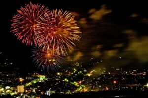 中津川花火大会2025｜時間や場所は？トイレ・見どころや穴場スポット・有料席の有無まで「おいでん祭 納涼花火大会」ガイド！