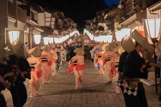 おわら風の盆　歴史　由来　踊り手　顔を隠す　笠　ぼんぼり