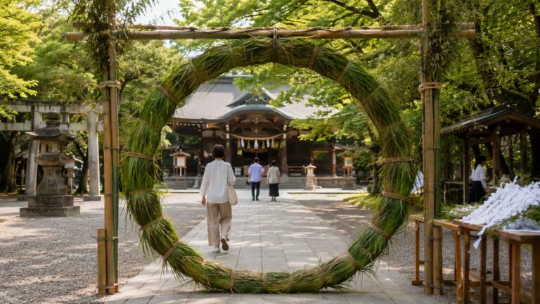 夏越の祓とは？茅の輪くぐりのやり方・人形の書き方・水無月を解説